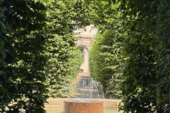Kašna s vodostrysky fountain.